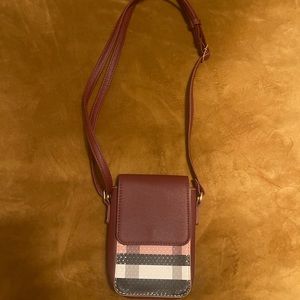 Burberry purse/bag
Brand new
Color ~Burberry 
Size~ Small Brand~Urban outfitters